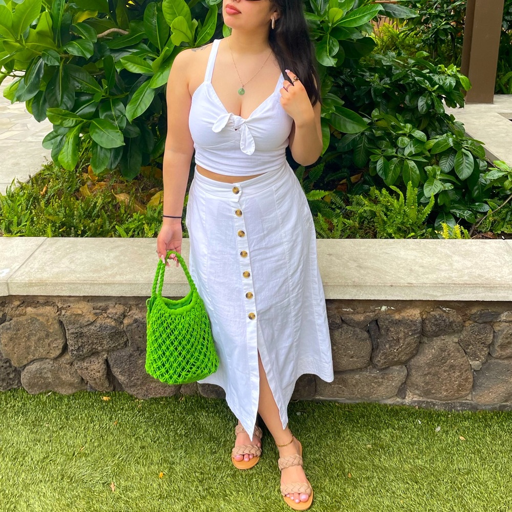 The cutest long skirt with a slit in the middle!! So fun & sexyyy! 🤍🌺